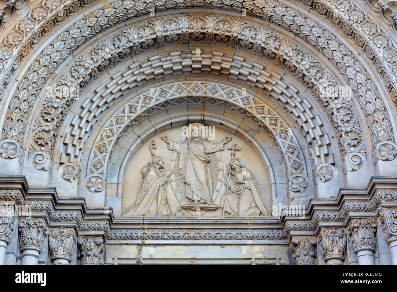 PRAGUE, RÉPUBLIQUE TCHÈQUE - le 17 octobre 2018 : Le relief de Jésus et st. Cyril et Metodius sur le portail de l'église kostel Svatého Cyrila Metodeje b Banque D'Images
