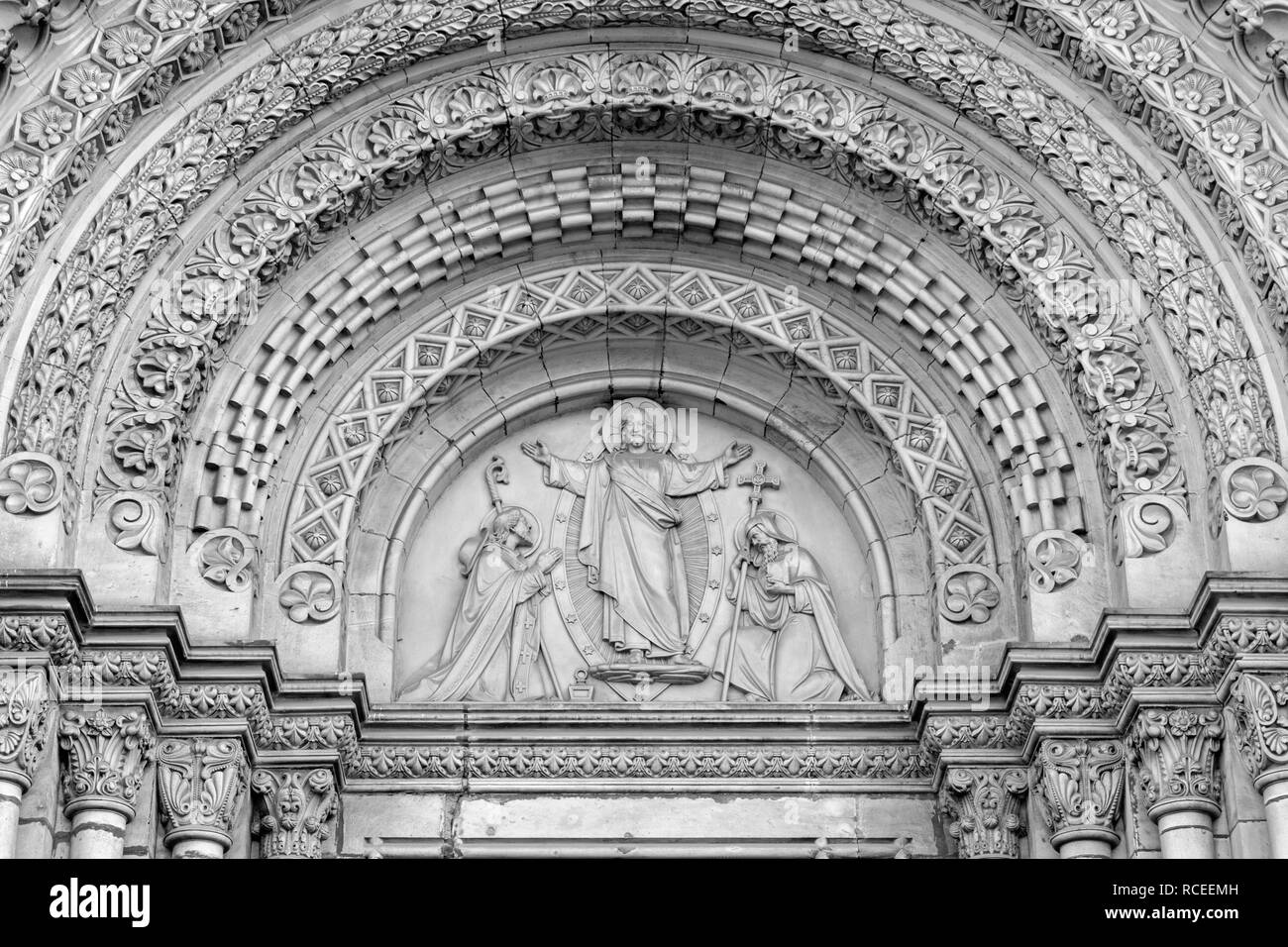 PRAGUE, RÉPUBLIQUE TCHÈQUE - le 17 octobre 2018 : Le relief de Jésus et st. Cyril et Metodius sur le portail de l'église kostel Svatého Cyrila Metodeje Banque D'Images