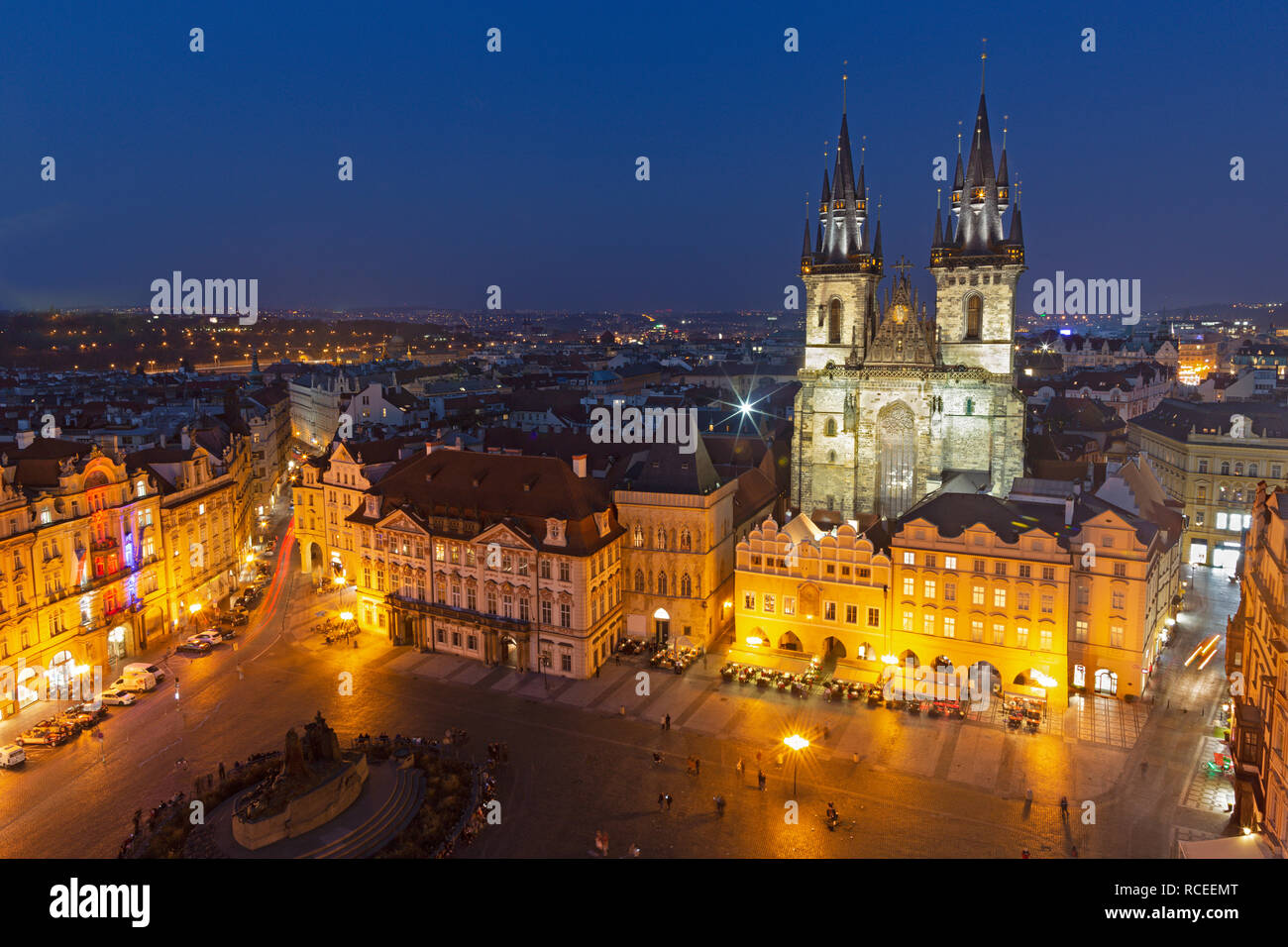 Prague - l'Orloj sur l'ancienne mairie, Staromestske square et l'église Notre-Dame de Týn au crépuscule. Banque D'Images