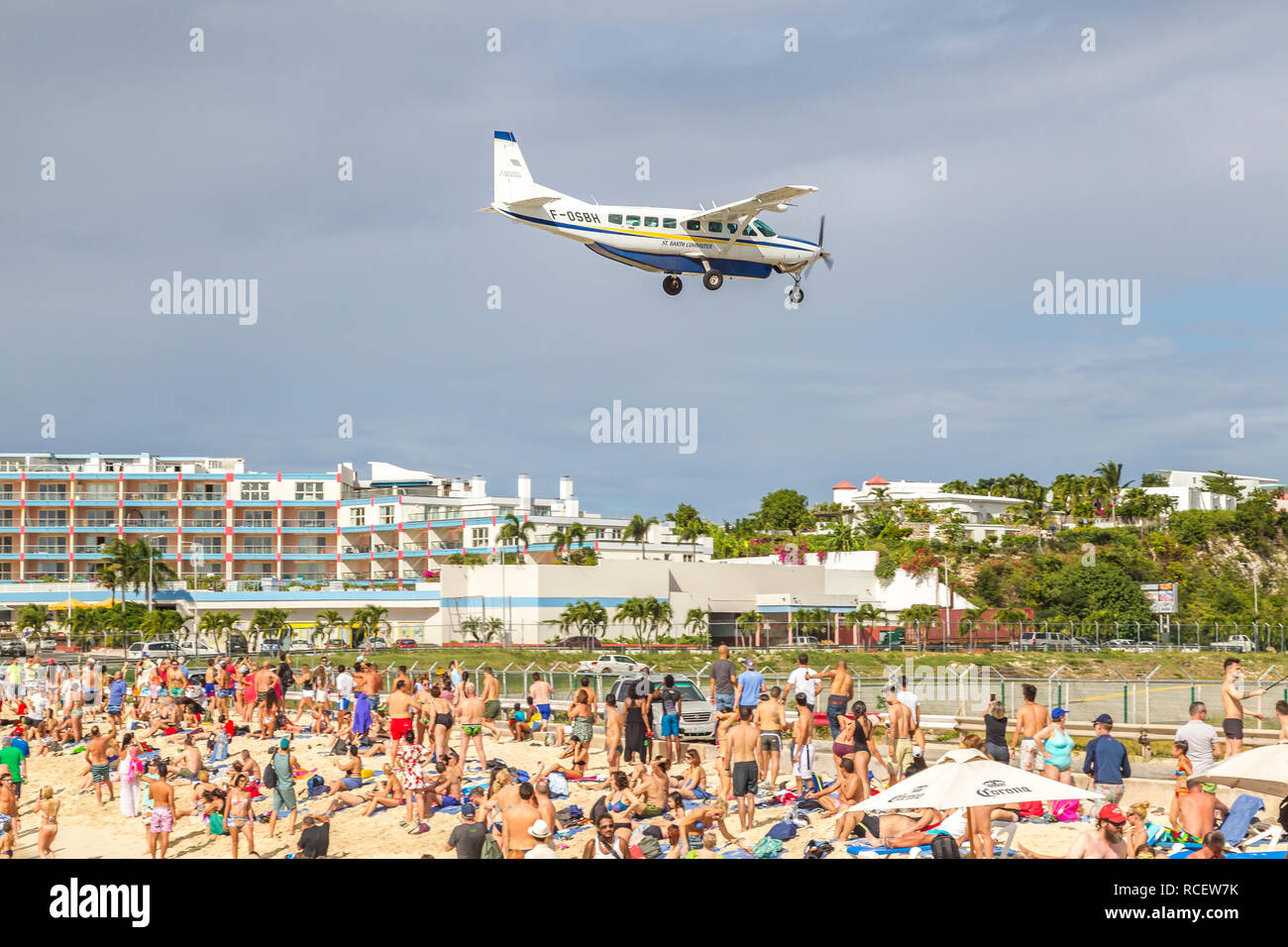 SBH F-0St Barth Commuter, Cessna Grand Caravan (C208B) en vol à basse altitude au-dessus de la baie du Moho dans l'Aéroport Princess Juliana à St La Martre. Banque D'Images
