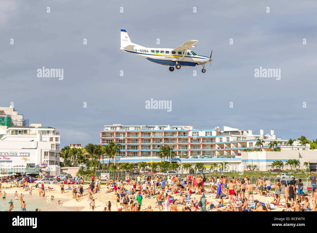 SBH F-0St Barth Commuter, Cessna Grand Caravan (C208B) en vol à basse altitude au-dessus de la baie du Moho dans l'Aéroport Princess Juliana à St La Martre. Banque D'Images
