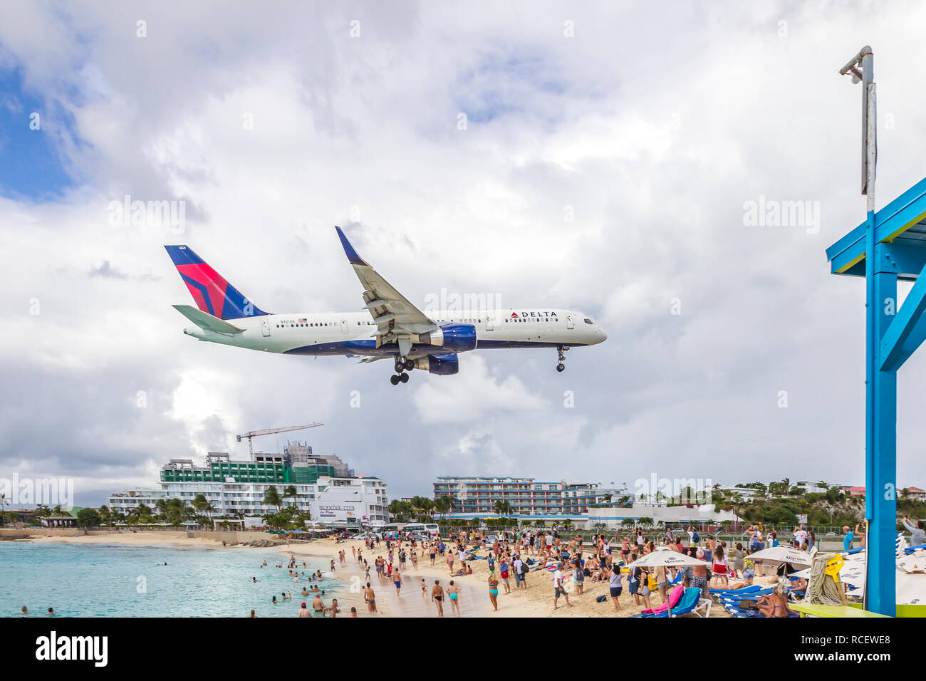 N821DX Delta Air Lines Boeing 757-26D(WL), volant en bas au-dessus de la baie de Moho dans la Princesse Juliana airport de St La Martre. Banque D'Images