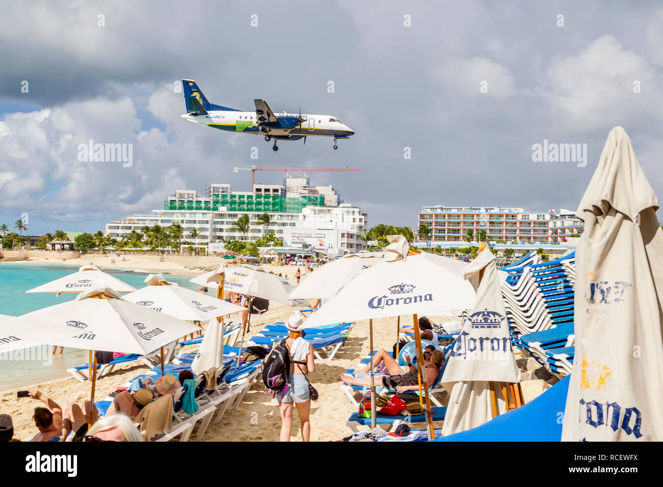 N283AE, Seaborne Airlines, Saab 340B volant en bas au-dessus de la baie de Moho sur Princes Juliana airport à St La Martre. Banque D'Images
