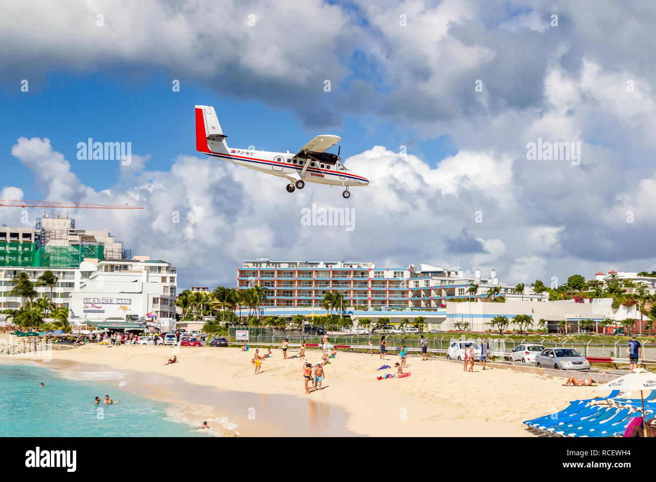 De Havilland Canada DHC-6-300 Twin Otter, PJ-WIU, Winair - Windward Islands Airways en vol à basse altitude au-dessus de la baie du Moho dans l'Aéroport Princess Juliana à St Ma Banque D'Images