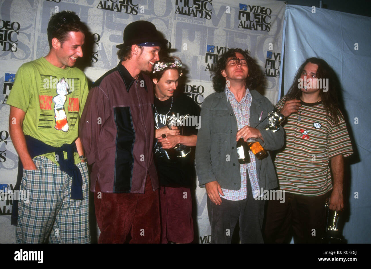 UNIVERSAL CITY, CA - 2 SEPTEMBRE : (L-R) Musiciens Stone Gossard, Jeff Ament, Mike McCready, Dave Abbruzzese et musicien/Chanteur Eddie Vedder de Pearl Jam assister à la 10e MTV Video Music Awards le 2 septembre 1993 à Universal Amphitheatre à Universal City, en Californie. Photo de Barry King/Alamy Stock Photo Banque D'Images