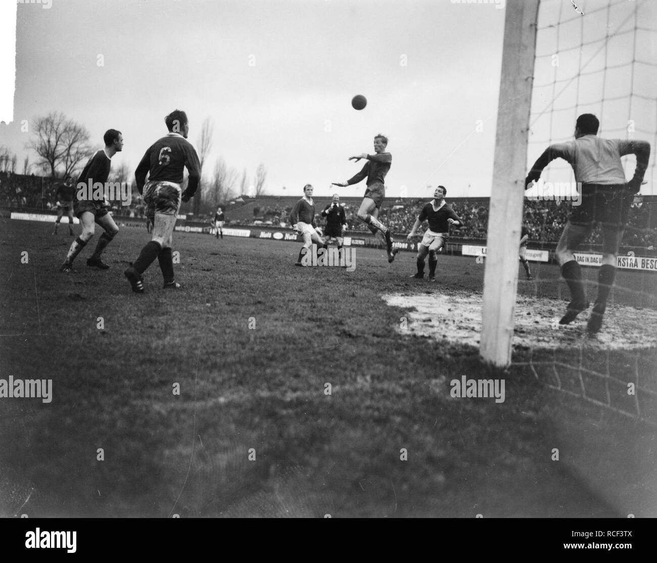 Ajax tegen Fortuna 54 2-1, Klaas Nuninga koppend in Actie (Bestanddeelnr), 917-2352. Banque D'Images