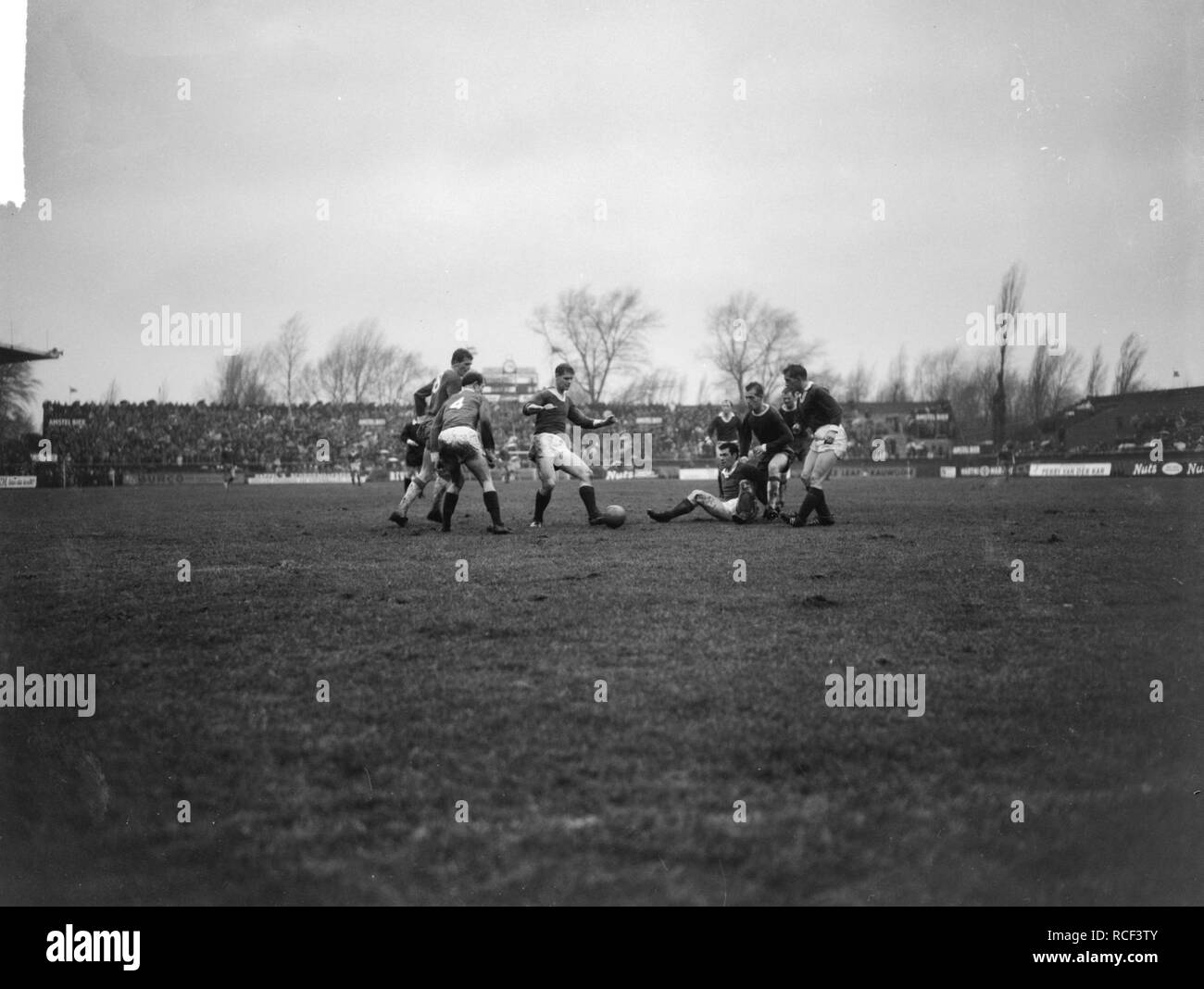 Ajax tegen Fortuna 54 2-1, spelmoment vlnr Keizer Kusters (F), Brull (F), Bestanddeelnr 917-2353. Banque D'Images