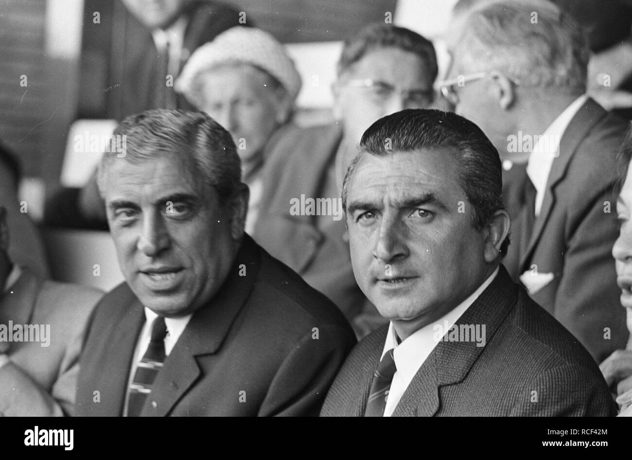 Ajax tegen aller de l'avant 2-0. Entraîneur du Real Madrid, Miguel Munoz (rechts), président v, Bestanddeelnr 920-5948. Banque D'Images