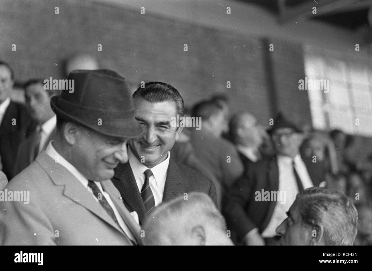 Ajax tegen aller de l'avant 2-0. Entraîneur du Real Madrid, Miguel Munoz (rechts), président v, Bestanddeelnr 920-5949. Banque D'Images