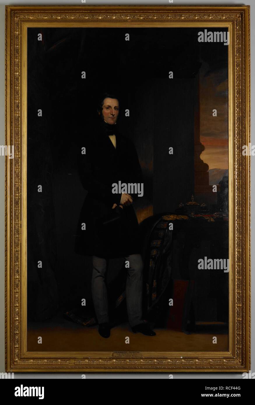 Andrew James Broun-Ramsay, 1er marquis de Dalhousie (1812-60), Gouverneur général de l'Inde, 1848-56, peint en 1905 après le portrait original de 1847 un long-standing figure, dans une redingote noire avec un pantalon gris, le corps tourné de trois quarts vers la droite. Les mains sont croisées à l'avant, la gauche tenant un grand chapeau. À droite est une table, sur laquelle sont placés des deux robes, et un stand d'encre, alors qu'un volume folio rouge repose contre l'une de ses jambes. Dans l'arrière-plan est un rideau jaune et à droite le ciel. 1905. Peinture à l'huile. 94 par 58 par 240 ins (147,5 cm). Source : Foster 5 Banque D'Images