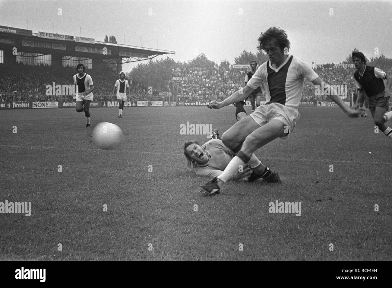 Ajax tegen Haarlem 3-0, Arie Haan passeert keeper Lelieveld en Bestanddeelnr scoort 2-0, 925-8028. Banque D'Images