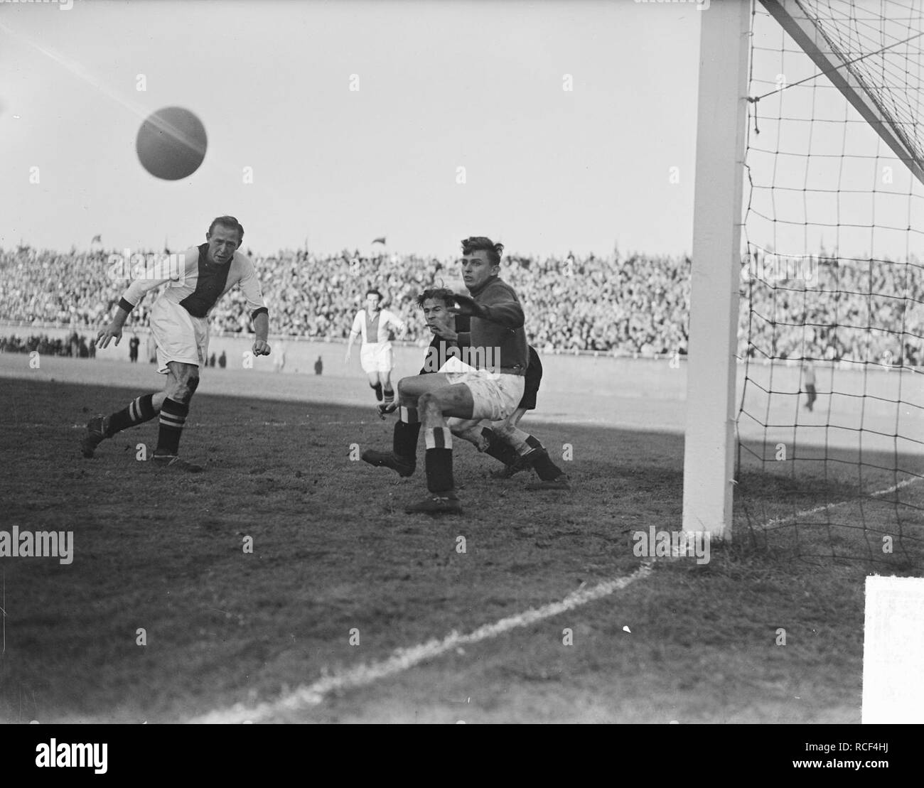 Ajax tegen HBS 2-1, Keeper Van de terre stompt Bestanddeelnr bal weg, 903-6796. Banque D'Images