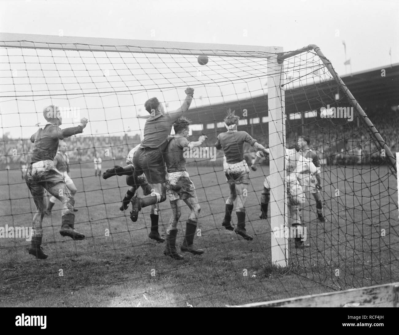 Tegen Ajax Amsterdam 2-1 Keeper Koers dans Bestanddeelnr actie, 904-2064. Banque D'Images