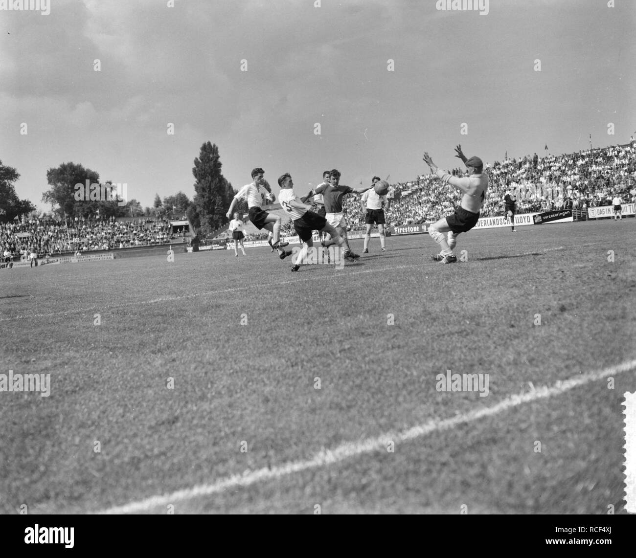 Ajax tegen Lierse SK 2-1, Co Prins breekt porte, Bestanddeelnr 911-4987. Banque D'Images