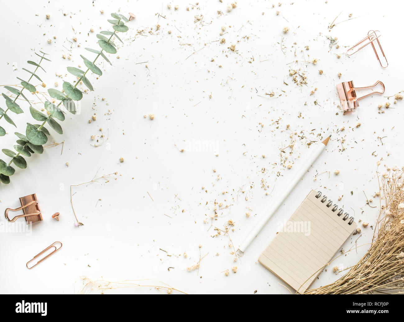 Vue de dessus de table de travail avec des maquettes et accessoires fleurs sèches.télévision design laïcs/copy space Banque D'Images