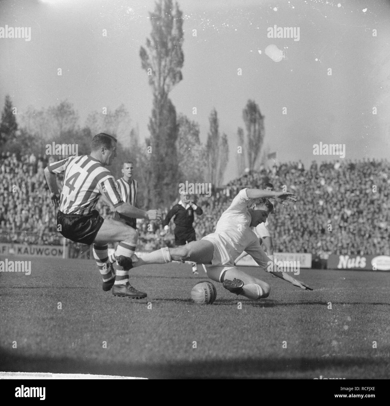 Ajax tegen Sparte 1-2, Ko Prins probeert langs Verhoeven te komen, Bestanddeelnr 914-4318. Banque D'Images