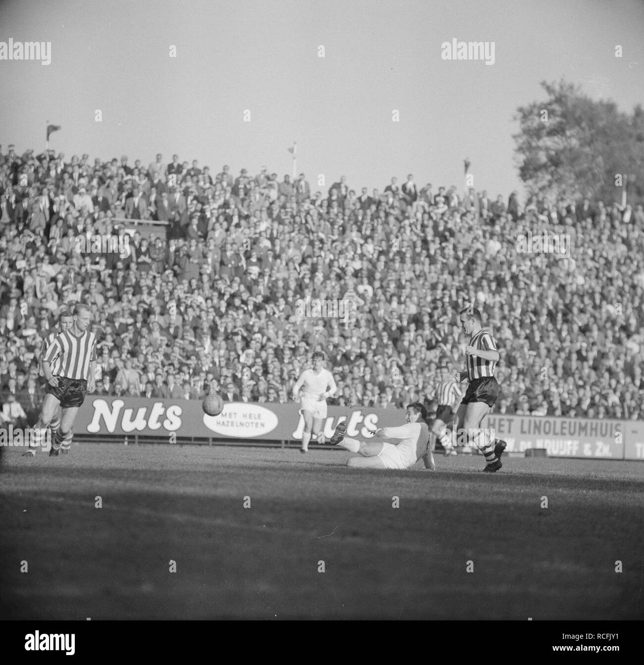 Ajax tegen Sparte 1-2, speelmoment Bestanddeelnr, 914-4321. Banque D'Images