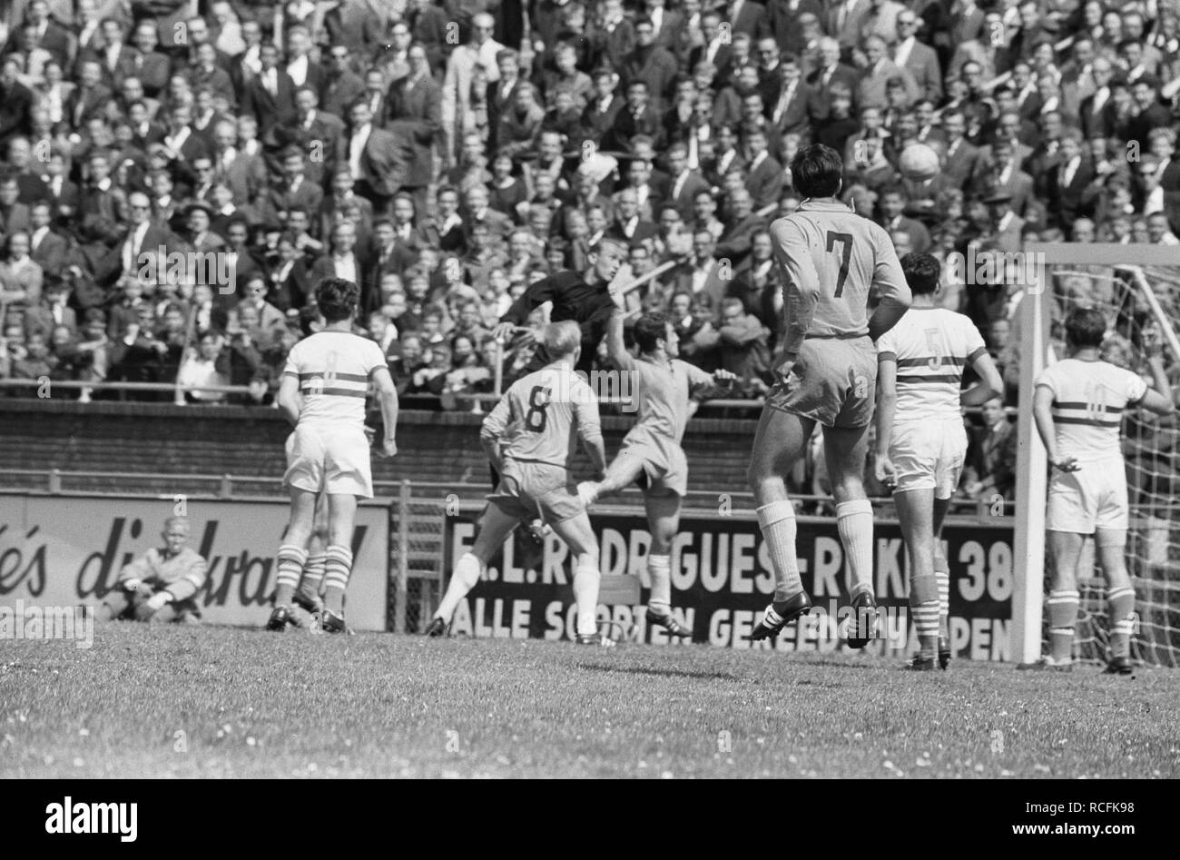 Ajax tegen Tatabanya 1-2 spelmoment Bestanddeelnr, 914-0576. Banque D'Images