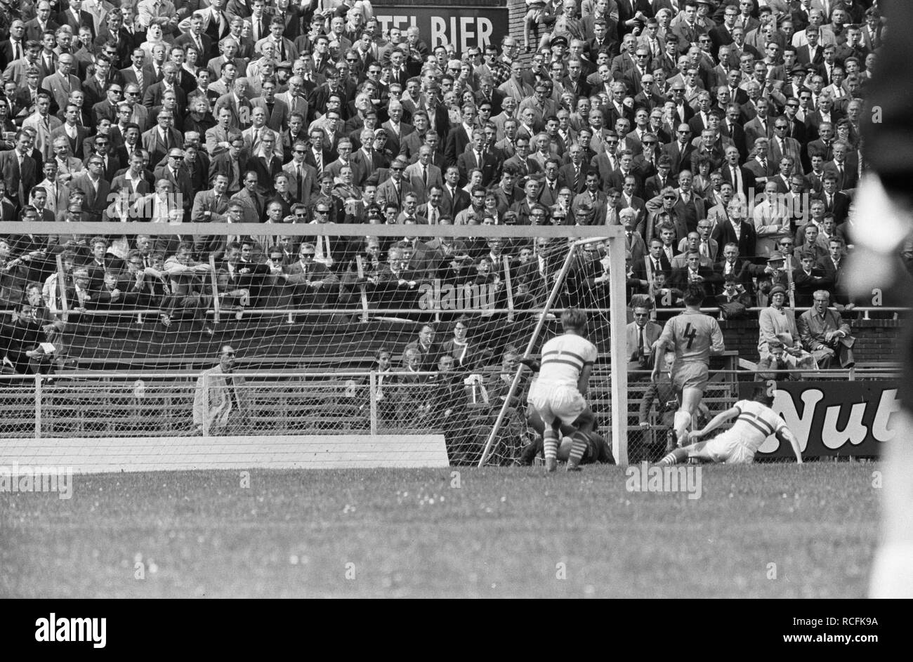 Ajax tegen Tatabanya 1-2 spelmoment Bestanddeelnr, 914-0579. Banque D'Images