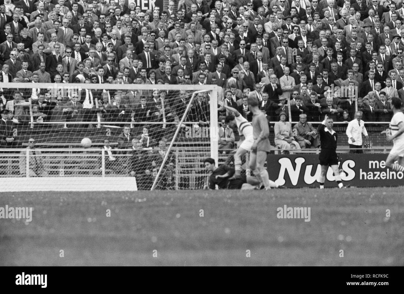 Ajax tegen Tatabanya 1-2 spelmoment Bestanddeelnr, 914-0581. Banque D'Images