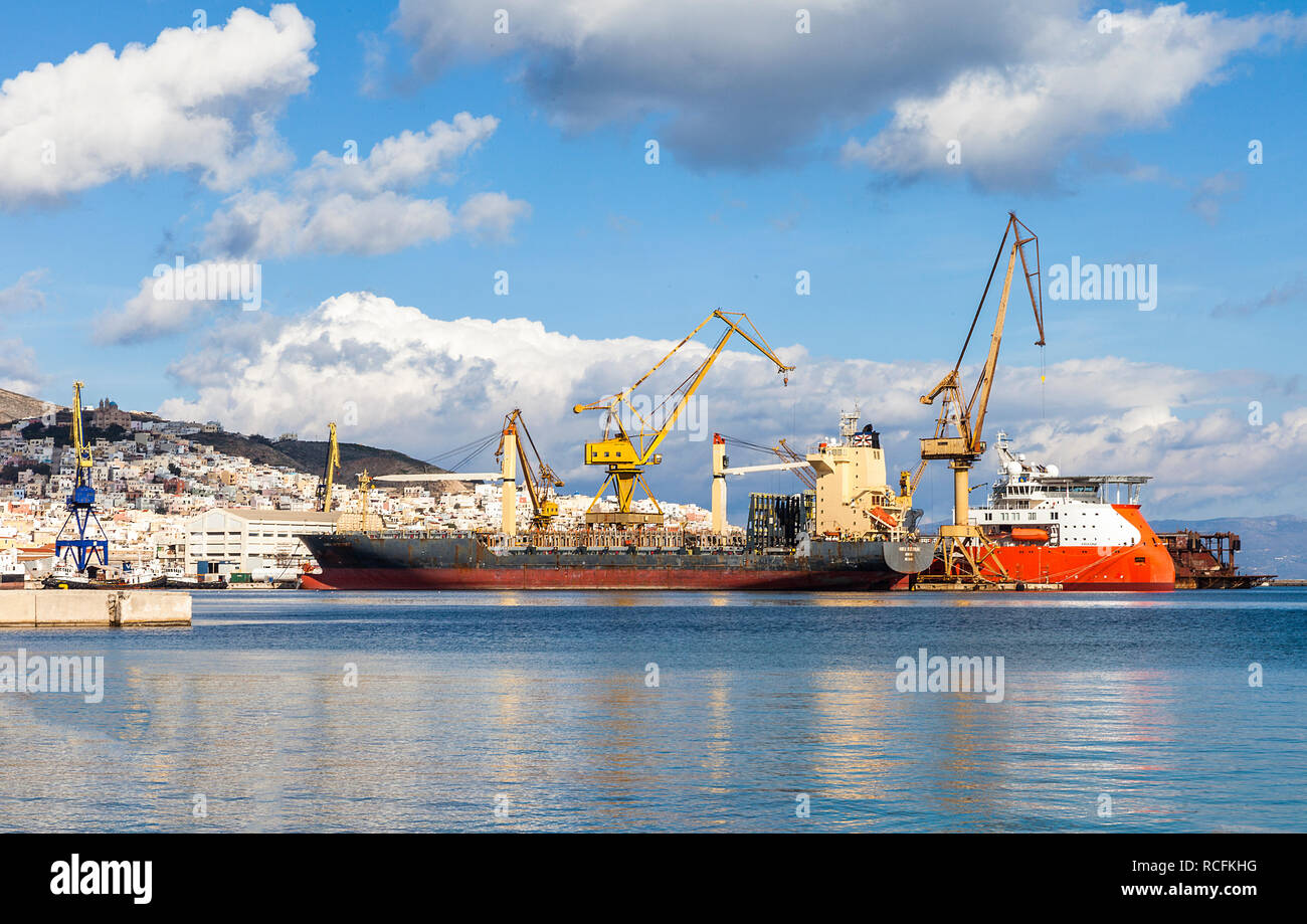 Ermoupolis : 14 janvier : Voir des navires dans les chantiers navals d'Ermoúpoli. 14 janvier 2019 l'île de Syros, Grèce. Banque D'Images