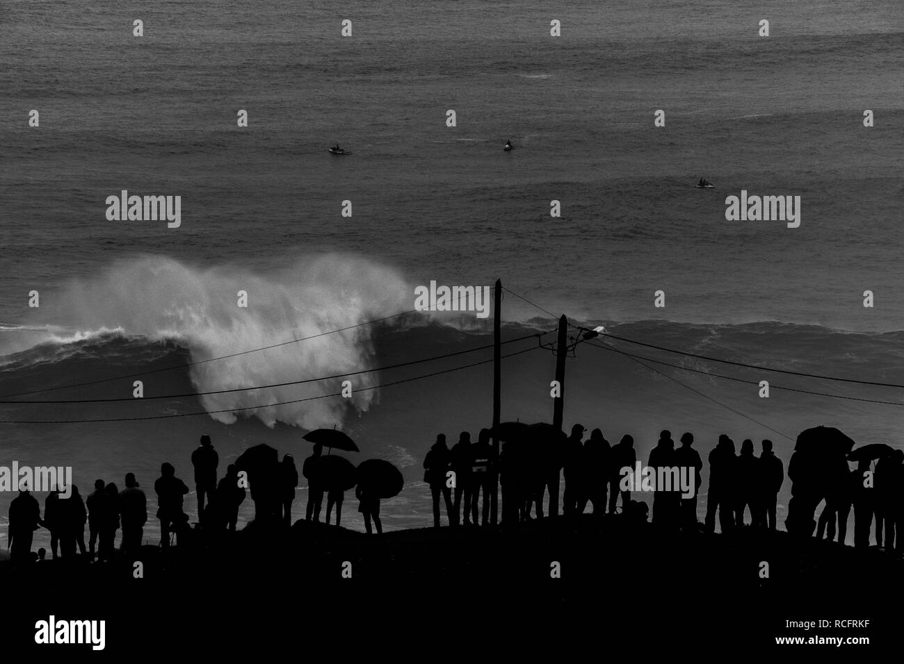 Hautes vagues à Praia do Norte, Portugal Nazaré,plage Banque D'Images
