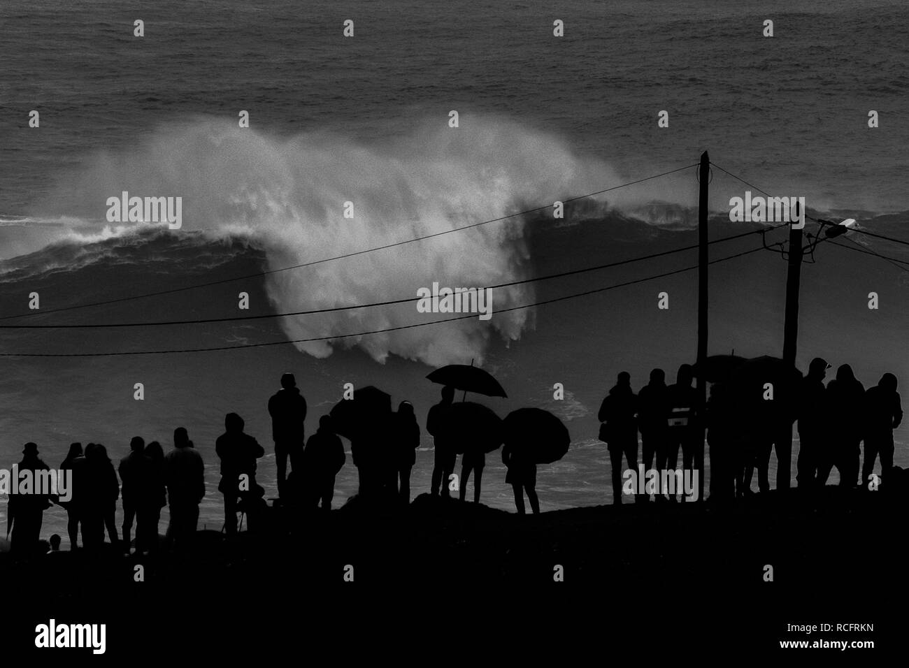 Hautes vagues à Praia do Norte, Portugal Nazaré,plage Banque D'Images