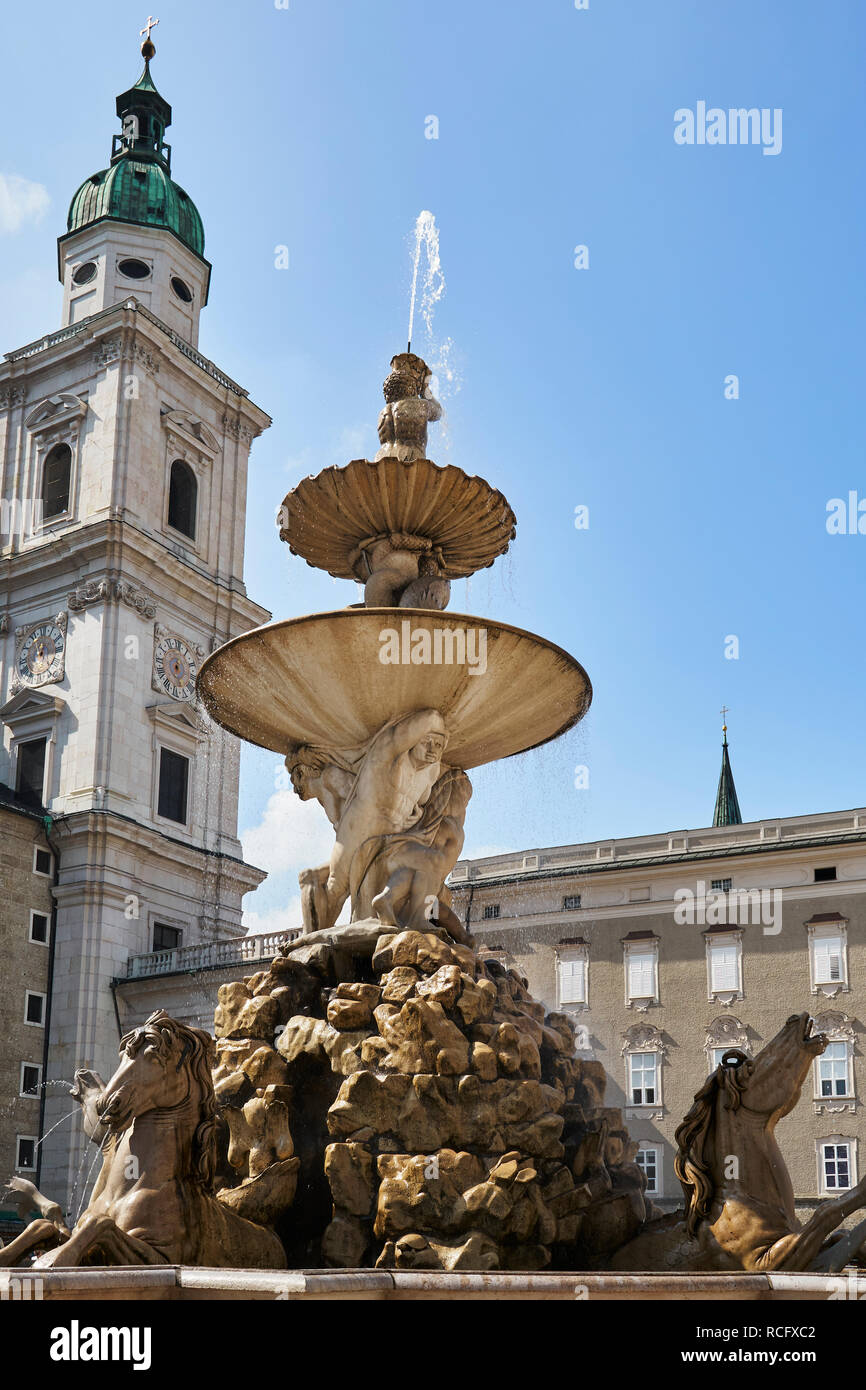 Résidence La Fontaine en place Residenzplatz et l'une des tours de la Cathédrale, Salzbourg, Autriche Banque D'Images
