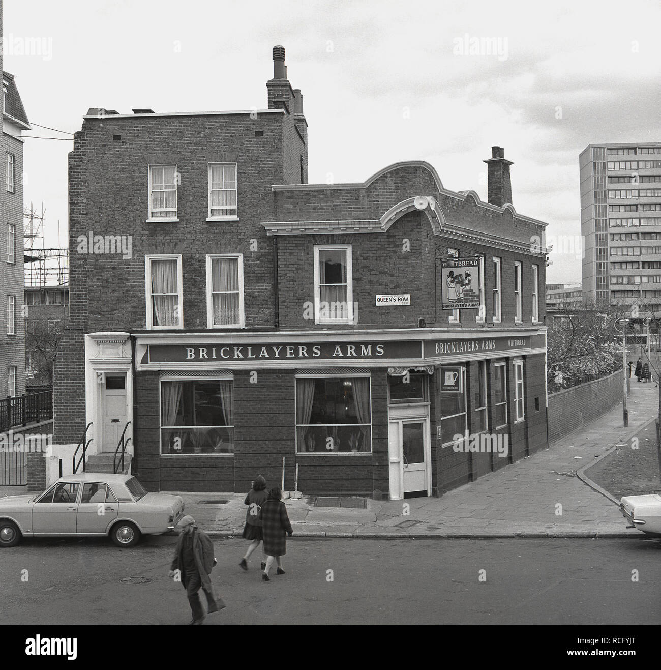 1960s, vue historique et extérieure du Bricklayers Arms Pub, Queen's Row, Southwark, Londres SE17, Angleterre, ROYAUME-UNI. C'était un pub de Whitbread, à cette époque, c'était un pub ou un boozer traditionnel pour hommes. Banque D'Images