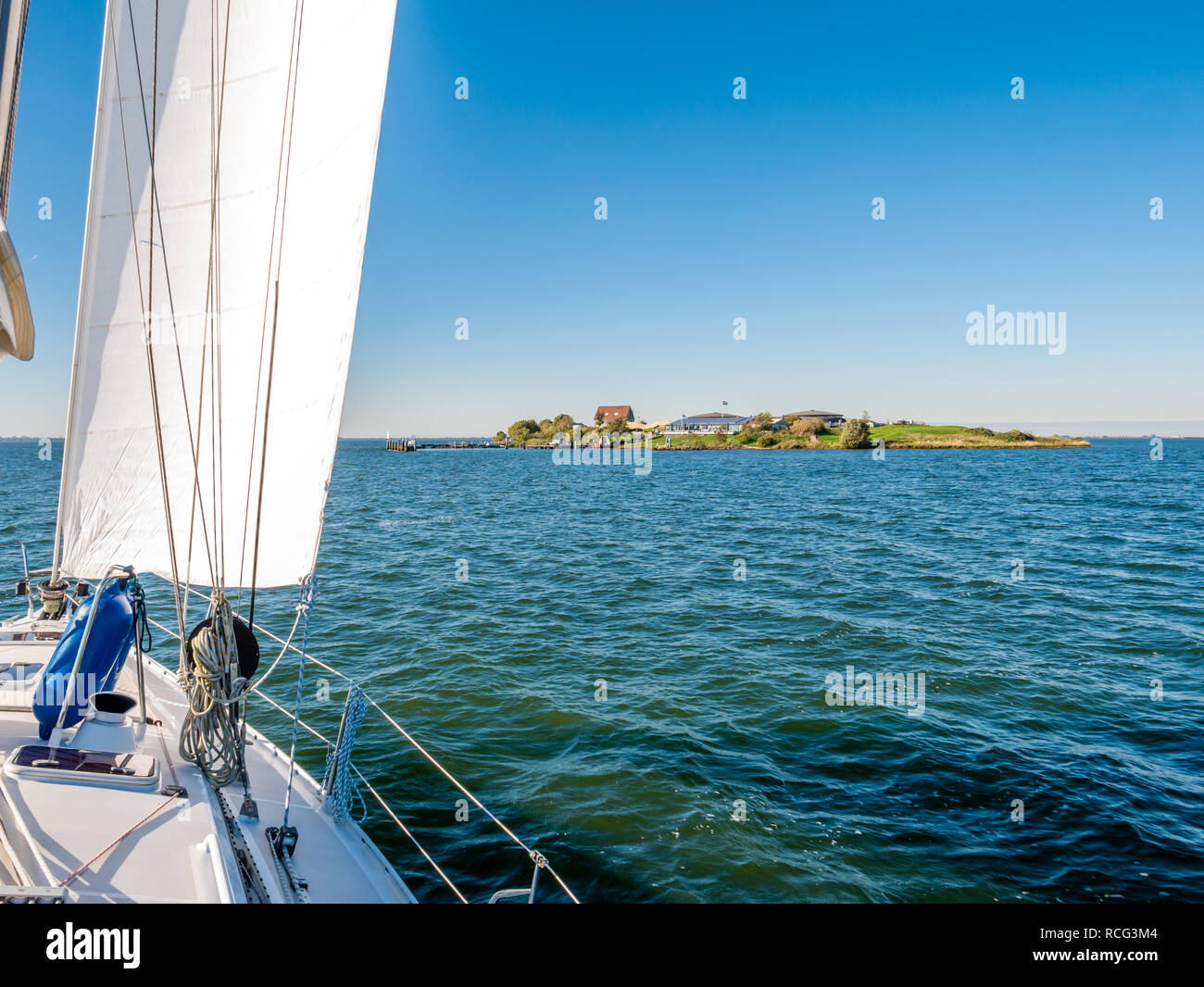 Voilier naviguant au fort Pampus l'île sur le lac IJmeer près d'Amsterdam, Pays-Bas Banque D'Images