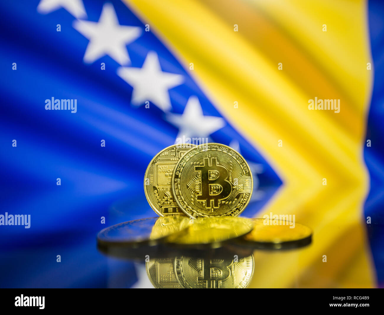 Pièce d'or de Bitcoin et drapeau de flou artistique en arrière-plan de la Bosnie-Herzégovine. Banque D'Images