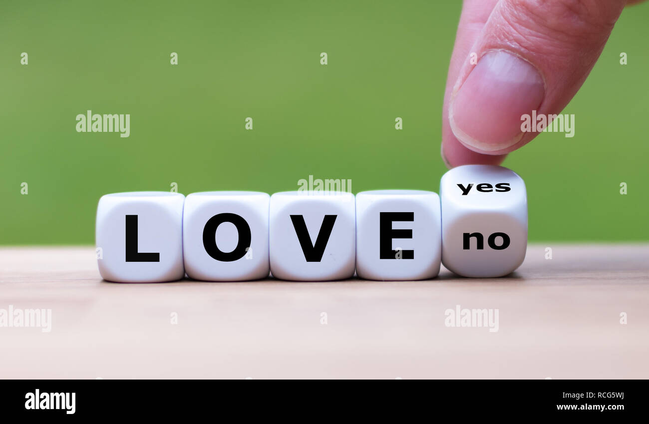 Est-ce qu'il y a l'amour ? Part transforme un dés et change le mot "non" à "oui" (ou vice versa) Banque D'Images