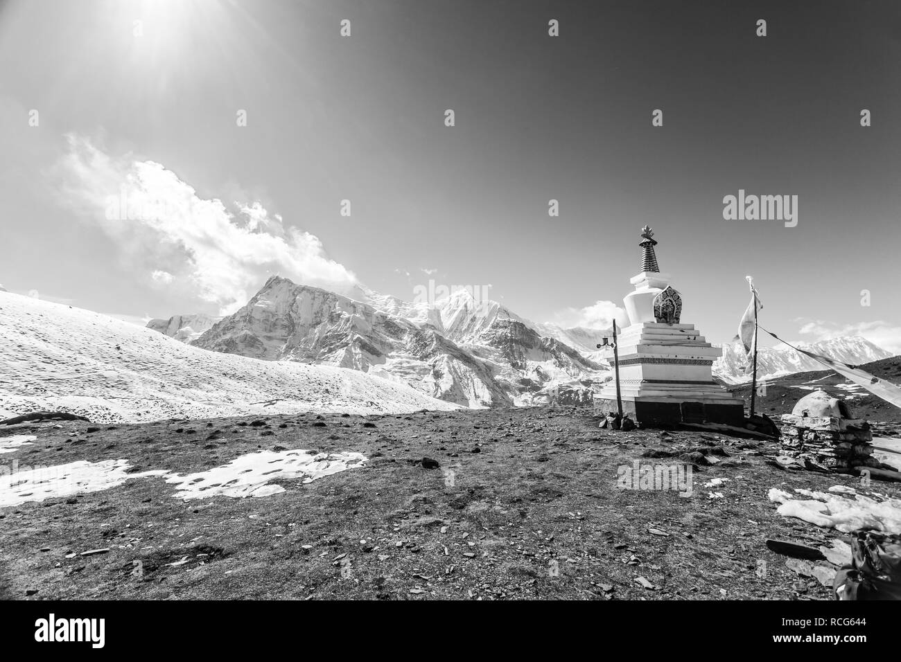 Près de stupa bouddhiste Ice Lake (4600m). Le Népal, Annapurna Circuit. Image en noir et blanc Banque D'Images