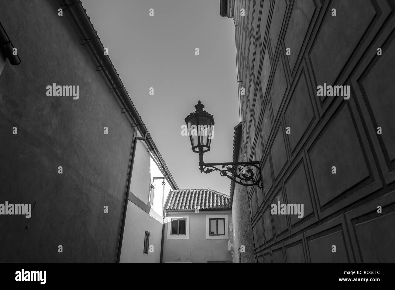 Petite rue étroite à l'intérieur du complexe du château de Prague, en république Tchèque en noir et blanc. Banque D'Images