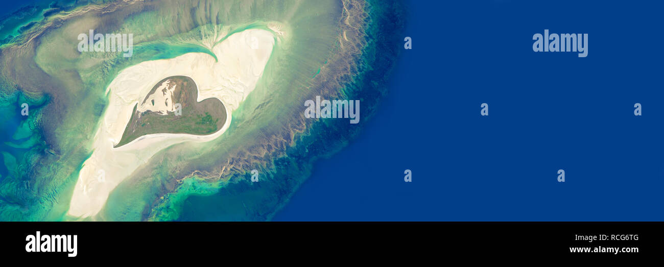 Vue aérienne d'une île en forme de cœur - éléments de cette image sont meublées par la NASA Banque D'Images
