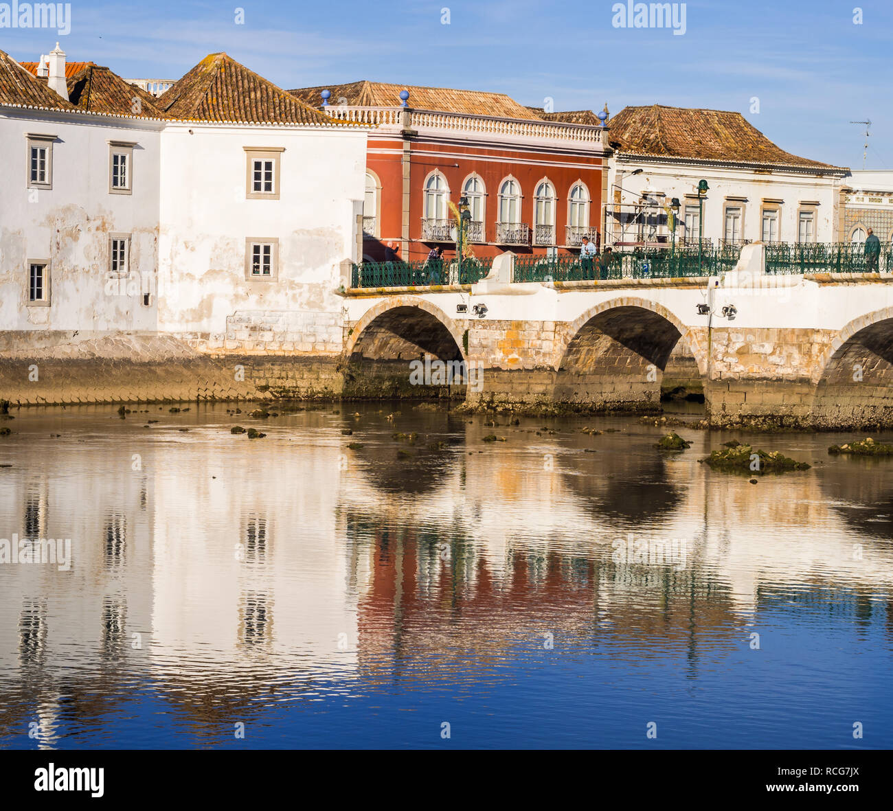 TAVIRA, PORTUGAL - Mars 28, 2018 : vue sur la vieille ville de Tavira, dans la région de l'Algarve, au sud du Portugal. Banque D'Images