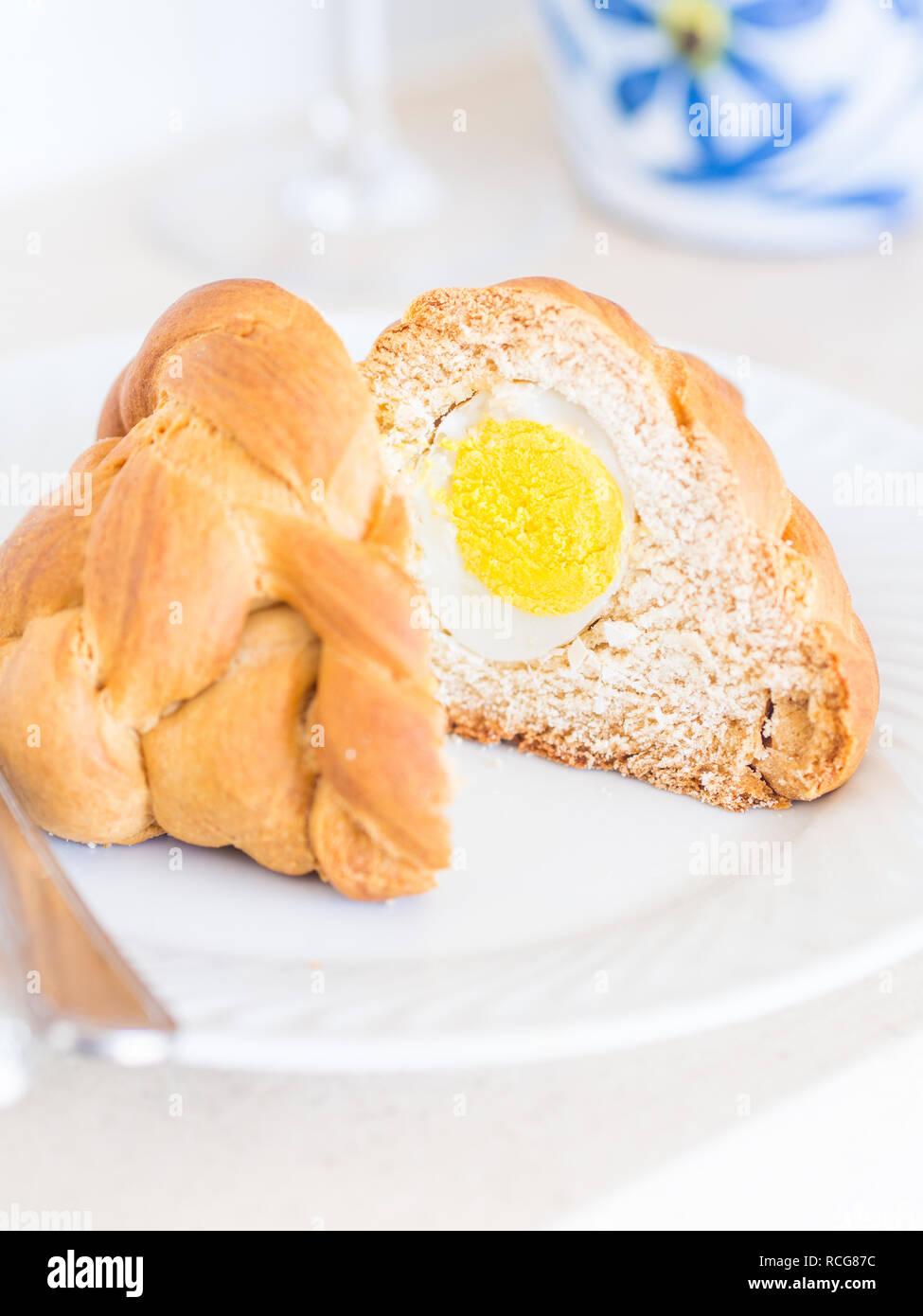 Folar, un pain de Pâques traditionnel portugais avec un œuf entier à  l'intérieur Photo Stock - Alamy