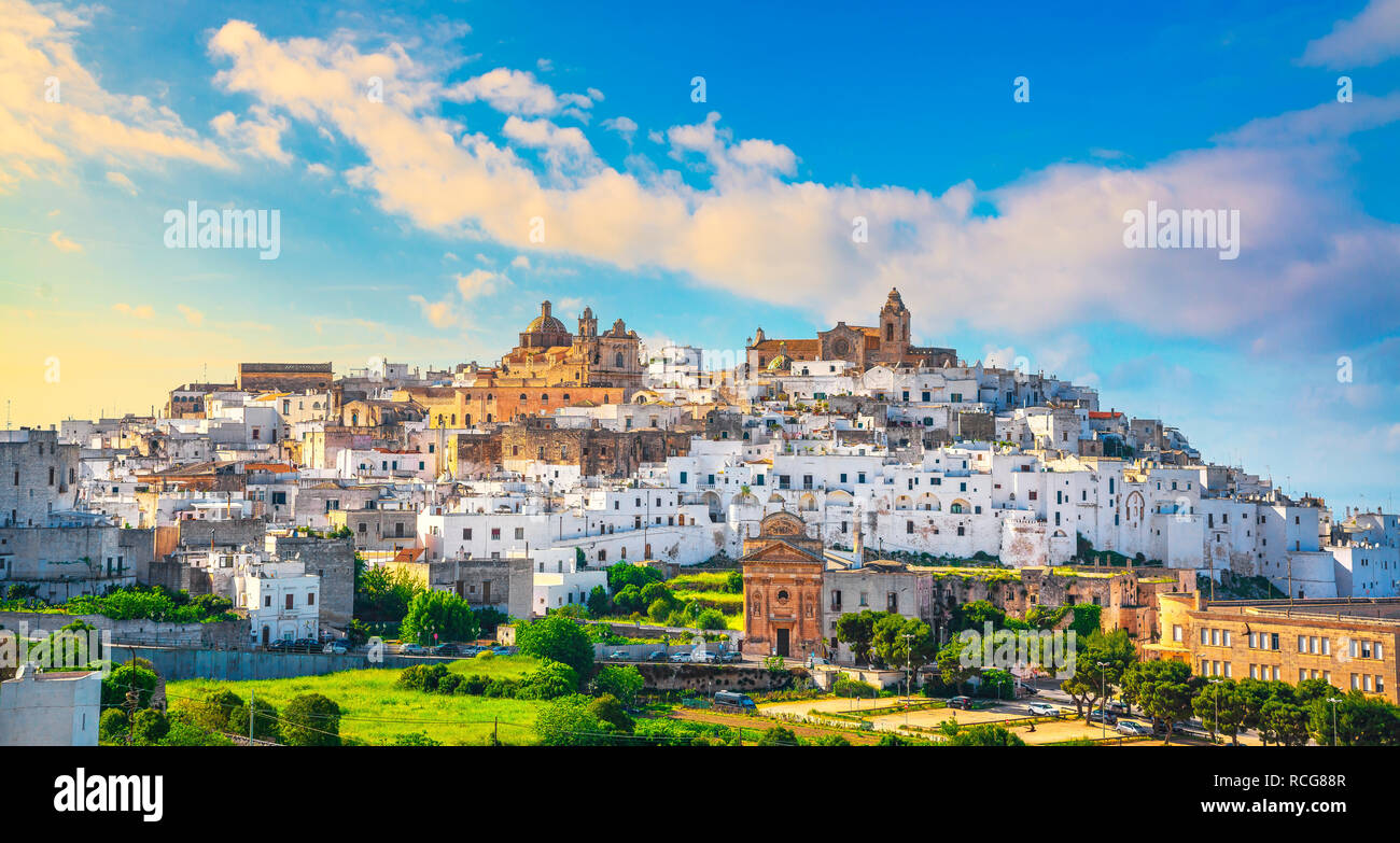 Ville blanche d'Ostuni skyline at sunset, Brindisi, Pouilles, en Italie méridionale. L'Europe. Banque D'Images