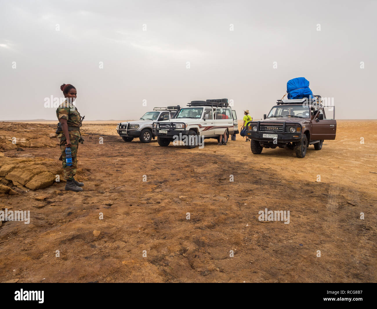 La dépression de Danakil (Ethiopie) - le 29 juin 2016 : Les personnes qui voyagent dans des jeeps en dépression Danakil, l'Éthiopie, le meilleur endroit sur Terre. Banque D'Images