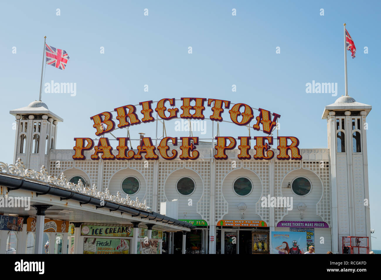 Brighton Palace Pier sous le soleil d'été. Banque D'Images