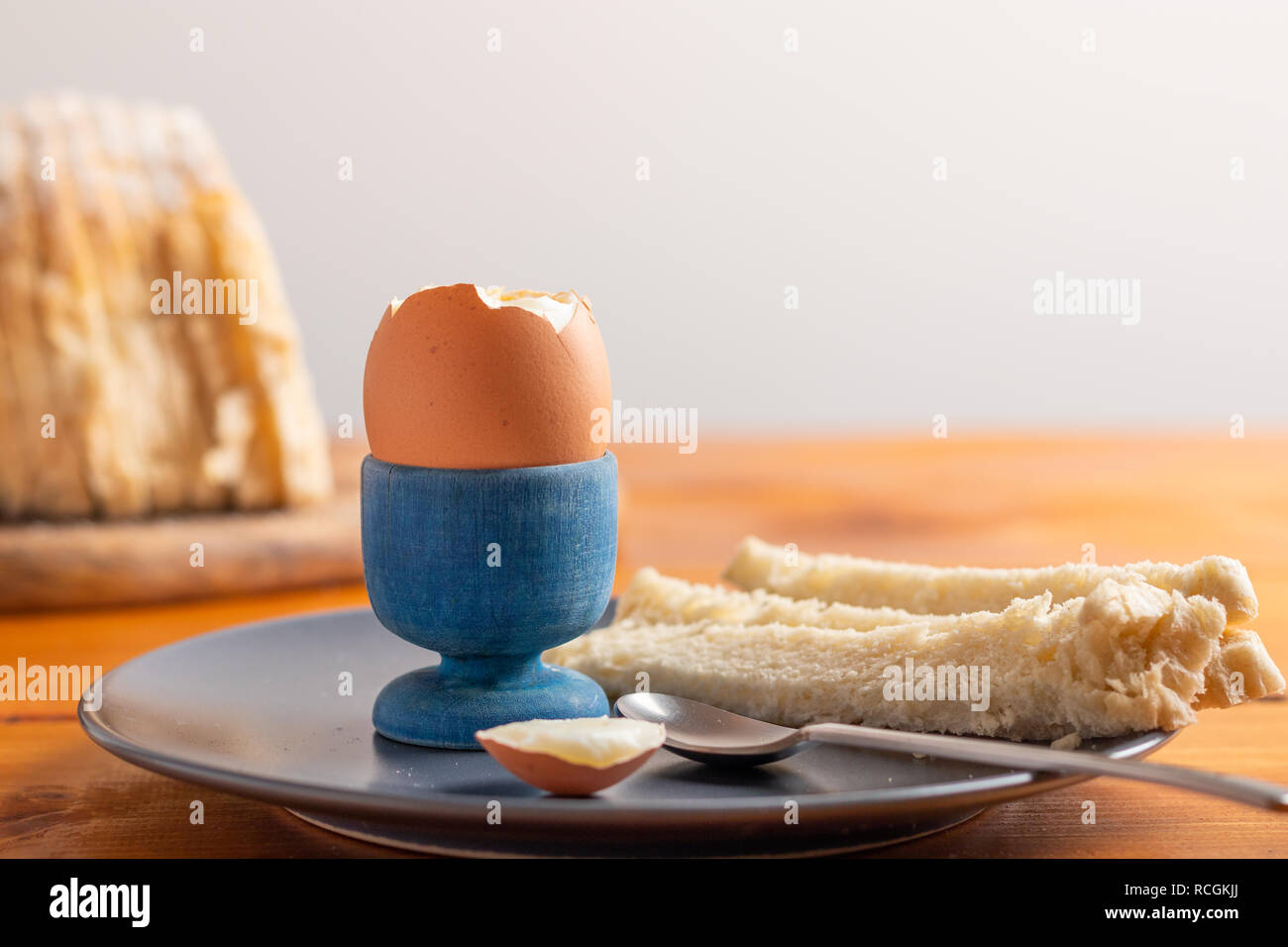 Petit-déjeuner à la coque avec du pain blanc sur une table Banque D'Images