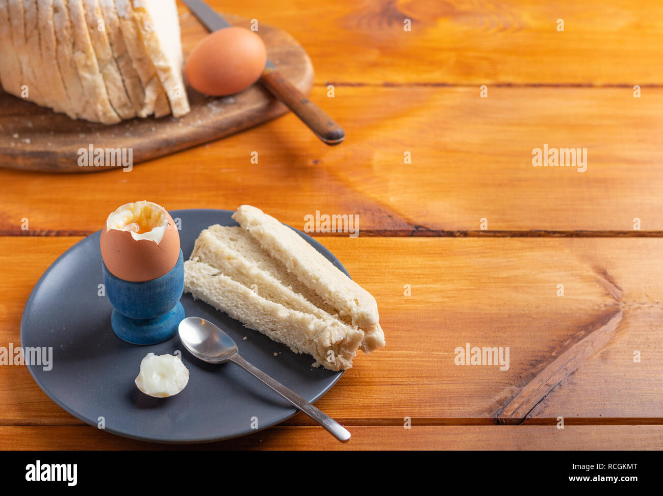 Petit-déjeuner à la coque avec du pain blanc sur une table Banque D'Images