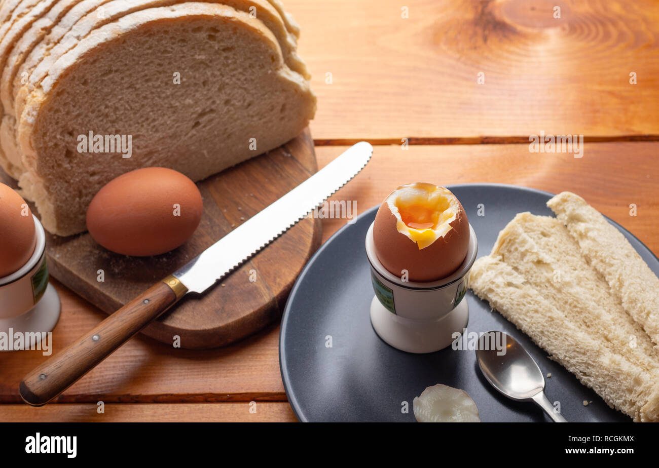 Petit-déjeuner à la coque avec du pain blanc sur une table Banque D'Images