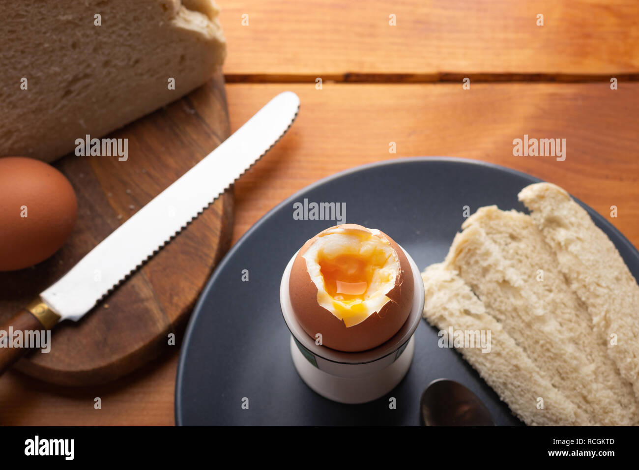 Petit-déjeuner à la coque avec du pain blanc sur une table Banque D'Images
