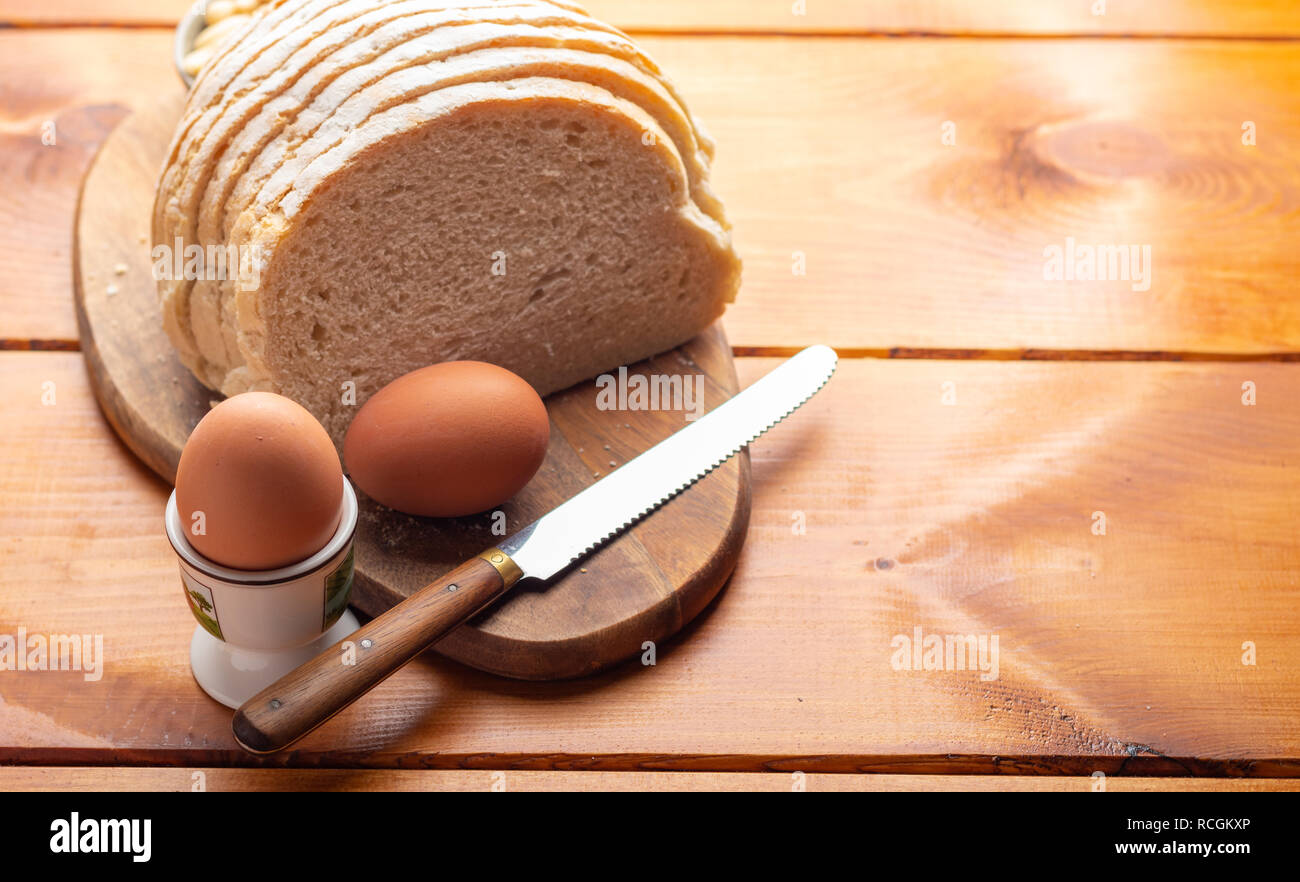 Petit-déjeuner à la coque avec du pain blanc sur une table Banque D'Images