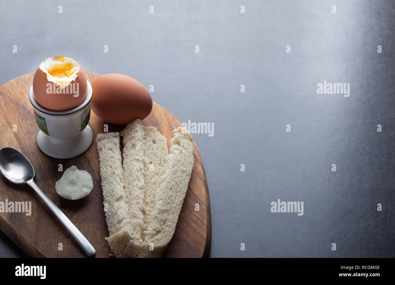 Petit-déjeuner à la coque avec du pain blanc sur une table Banque D'Images