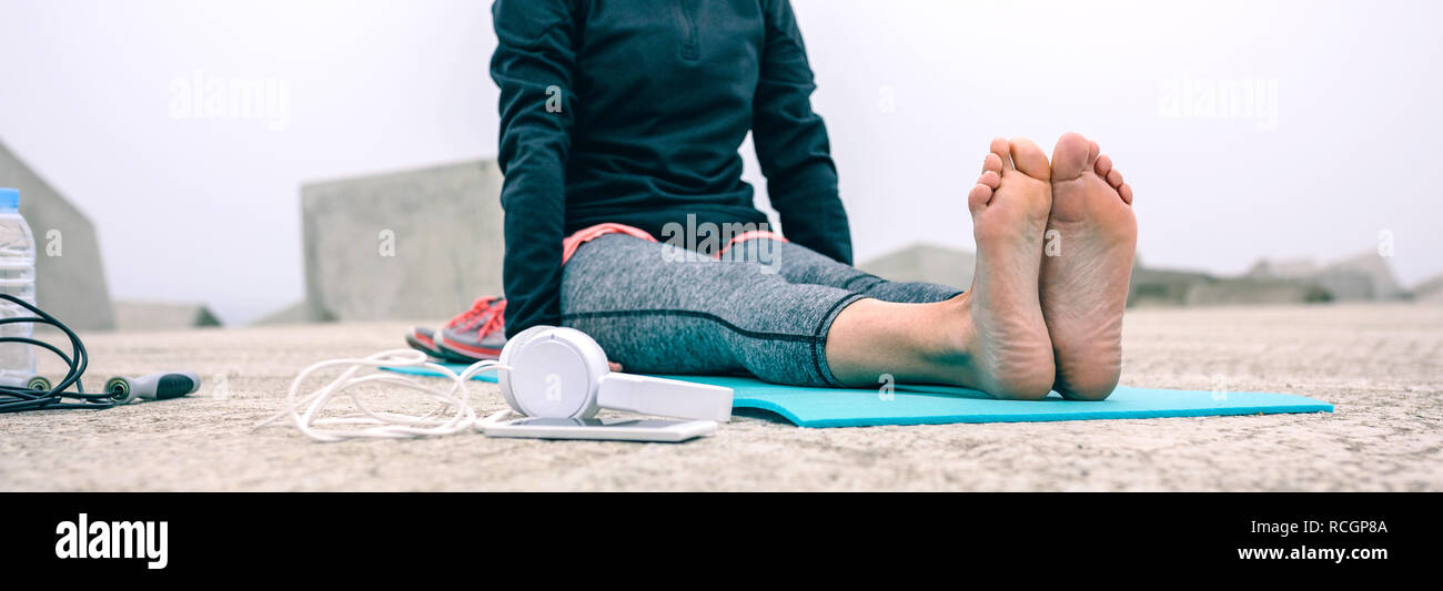 Méconnaissable woman exercising on mat Banque D'Images