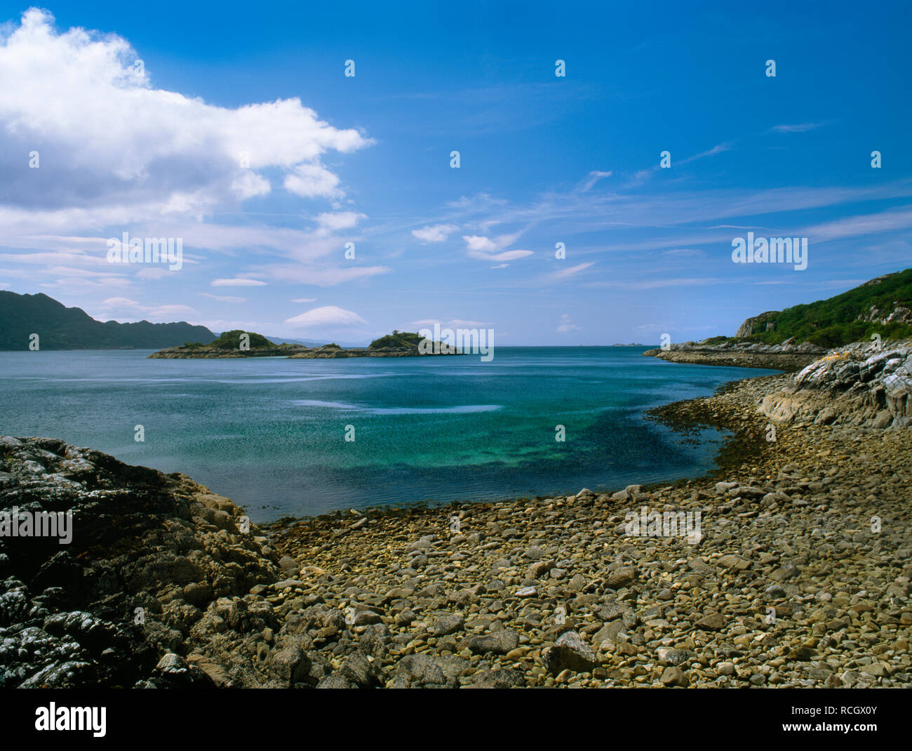 Voir l'WSW de l'anchorage & landing place dans le Loch nan Uamh, Lochaber, Highland, Ecosse, Royaume-Uni, où Bonnie Prince Charlie a atterri le 25 juillet 1745. Banque D'Images