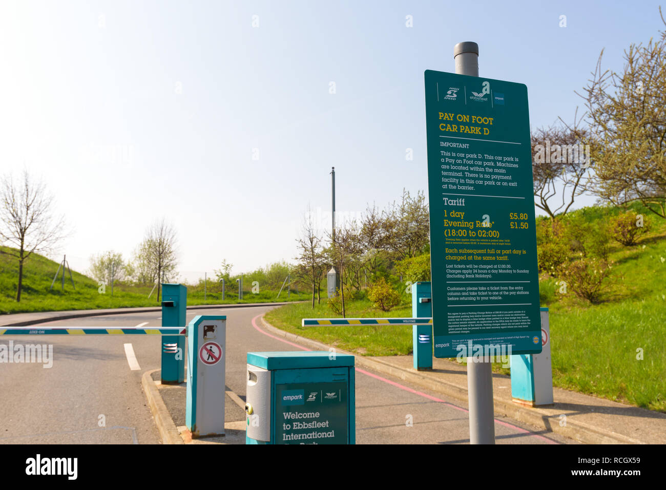Entrée d'un parking près de Ebbsfleet International gare à grande vitesse, avec les services d'Eurostar de Londres à Paris, Bruxelles et Amsterdam. Banque D'Images