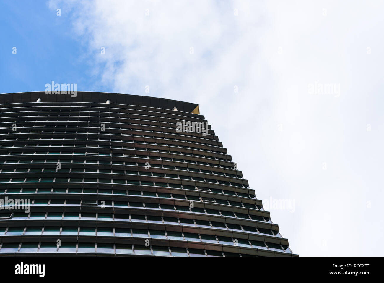 London Marriott Hotel Canary Wharf. De l'extérieur de l'immeuble de bureaux, hôtel ou gratte-ciel avec des nuages et du ciel reflétée sur la surface. Banque D'Images